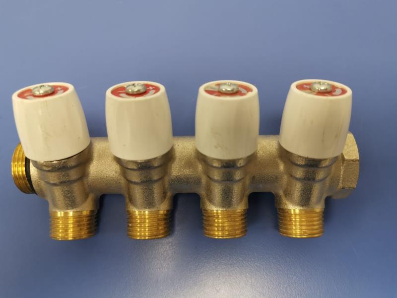 Collettore ottone 4 uscite con rubinetti acqua calda e fredda D.3/4