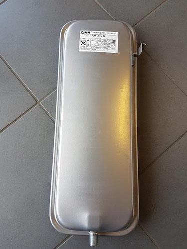 Vaso espansione rettangolare 8 litri 3/8 con staffa per Ferroli 39804890 Ex.3680