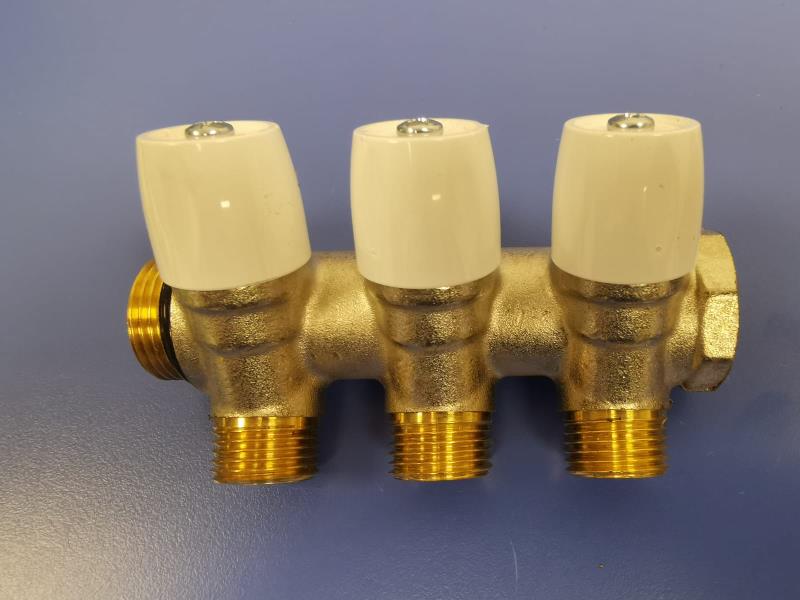 Collettore ottone 3 uscite con rubinetti acqua calda e fredda D.3/4