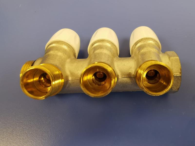 Collettore ottone 3 uscite con rubinetti acqua calda e fredda D.3/4